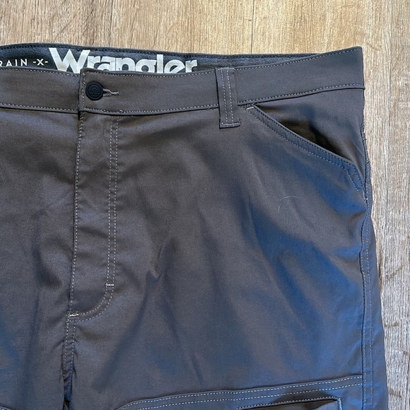 WRANGLER UTILITY HYBRID SHORTS  (SIZE 42) - Picture 5 of 9
